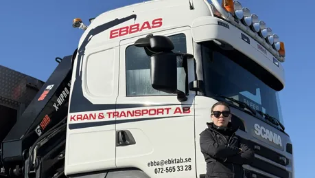 Kvinna som representerar ambassadörskap på Sveriges Åkeriföretag.